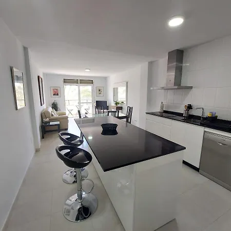 Frente A La Playa Piso 3 דירה
